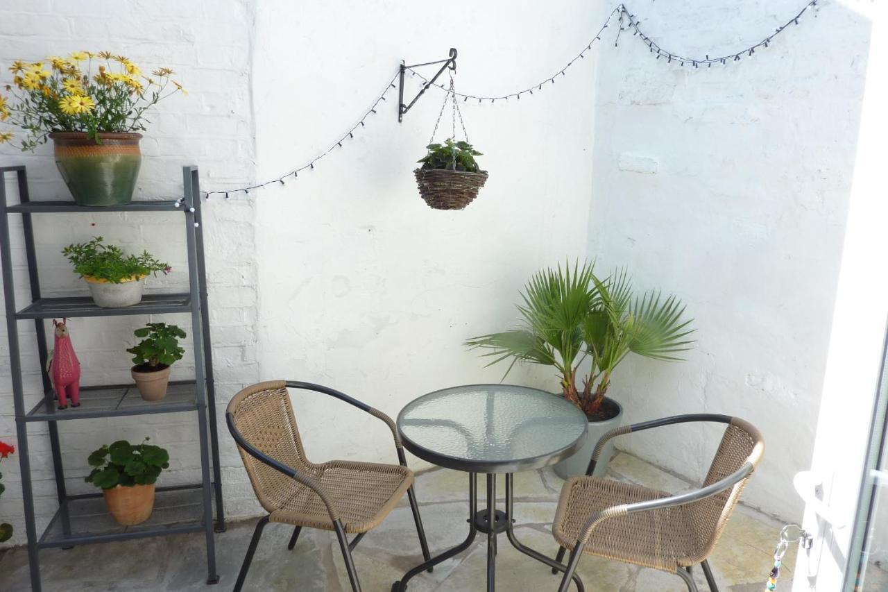 A Wonderful Place In The Hub Of The City, Yet On The Edge Of The Countryside Salisbury Eksteriør billede